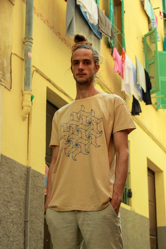 Homme dans une rue du vieux Nice portant un T-shirt Spidron