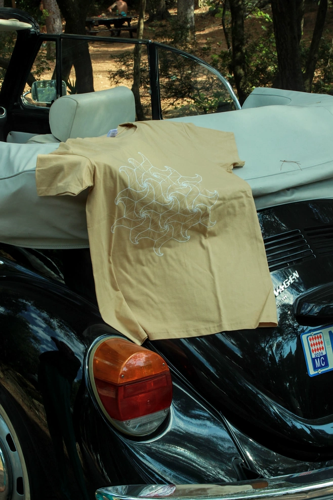 Un T-shirt Spidron laissé       sur une ancienne volkswagen décapotable immatriculée à Monaco
